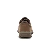 Zapato de estilo urbano Caterpillar, confeccionado en cuero color marrón, con cordones al tono, cuello acolchado y suela de goma dentada para mayor tracción.