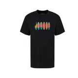 Remera negra de manga corta con estampado frontal que presenta la palabra 'JORDAN' con letras estilizadas en tonos degradados de naranja, rosa y turquesa.