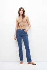 Pantalón jean de corte recto, color celeste.