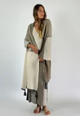 Pollera larga de punto con rayas verticales en tonos de azul y gris.