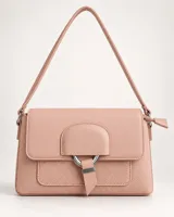 Cartera de hombro de diseño rectangular, color rosado con combinación de texturas granulada y lisa, solapa frontal con cierre de argolla metálica y correa ajustable.