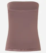 Blusa sin breteles confeccionada en microfibra color blanco, con diseño ajustado y abertura lateral en el dobladillo.
