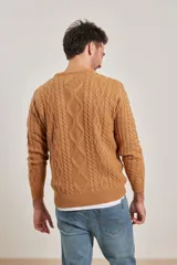 Sweater de tejido de punto con cuello redondo, manga larga y puños y ruedo acanalados. Presenta un diseño a rayas horizontales alternando color beige liso con trenzas y un tejido jaspeado en azul marino y beige.