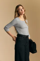 Remera de tejido acanalado (rib) color blanco, con escote cuadrado y mangas tres cuartos, de ajuste entallado al cuerpo.