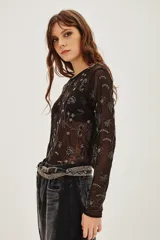 Camisa de mesh transparente con mangas largas y cuello redondo, decorada con bordados de cuentas y lentejuelas en diseño floral.