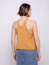 Top verde oliva sin mangas con cuello halter y nudo en el escote.