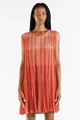 Vestido corto sin mangas confeccionado en tejido de punto, con cuello redondo, corte suelto y diseño a rayas verticales en tonos rojos, naranjas y dorados.