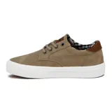 Championes acordonados color beige con detalles en marrón y suela blanca.