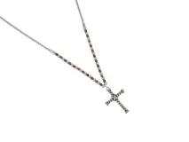 Collar de acero con cadena de eslabones y piedras naturales de ojo de tigre y ónix. Dije de cruz de acero con diseño retorcido.