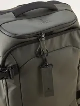 Valija gris con ruedas, manija extensible y múltiples bolsillos con cierre.