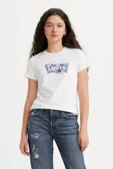 Remera blanca de algodón con logo Levi's Batwing estampado con diseño floral.