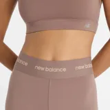 Calza deportiva color marrón topo, de tiro alto, con cintura elástica con logo New Balance.