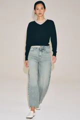 Jeans de tiro alto ZW Collection, color negro con efecto deslavado, corte tapered y diseño bombacho con raya planchada al frente.