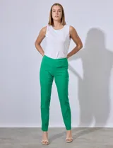 Pantalón verde de gabardina elastizada marca Zac & Rachel, con pretina ancha y faja interna modeladora, largo de pierna con costura frontal pespunteada y bolsillos ojal simulados en la parte trasera.