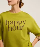 Remera verde de mangas cortas, confeccionada en malla, con cuello redondo y lettering "happy hour" estampado en el pecho.