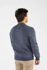 Buzo de cuello redondo color azul marino con efecto jaspeado. Presenta un diseño gráfico con texto en relieve en el centro del pecho, puños y cintura acanalados, y un corte regular.