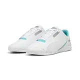 Championes Puma MAPF1 Drift Cat Decima 2.0, color blanco con detalles en celeste y logo de Mercedes AMG Petronas Motorsport en el talón.