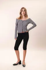 Remera color bordó de terciopelo con escote bardot y mangas largas.