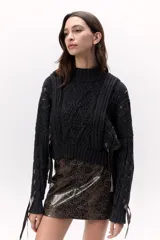 Minifalda marrón con estampado de piel de serpiente y cierre trasero.