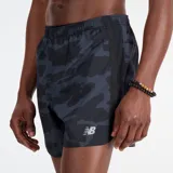 Short de running negro con estampado camuflado en tonos grises. Confeccionado en tejido ligero de poliéster reciclado con tecnología NB DRY que absorbe la humedad. Cuenta con forro interior, bolsillos laterales y logo reflectante.