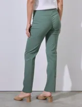 Pantalón de vestir color beige, marca Zac & Rachel, confeccionado en gabardina elastizada. Presenta pretina ancha con faja interna modeladora, largo de pierna con costura frontal pespunteada y bolsillos ojal simulados en la parte trasera.