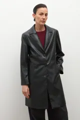 Blazer negro de eco cuero con solapas, cierre de botón frontal y pespuntes blancos en los bordes.