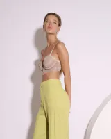 Top color beige con detalles de encaje y breteles finos regulables.