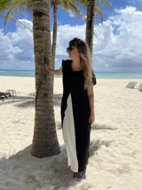 Vestido largo negro con panel frontal blanco, de corte recto y mangas cortas.