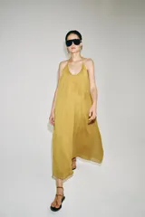 Vestido largo de bambula ZW Collection color mostaza, con escote redondo, tirantes finos cruzados en la espalda y forro interior a tono.