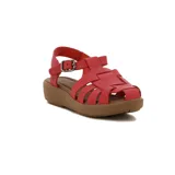 Sandalia casual de cuero color rojo, con diseño tipo guillermina, pulsera con hebilla y plataforma baja.