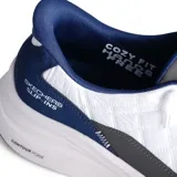 Championes deportivos Skechers Slip-ins, modelo Contour Foam Cozy Fit. Presentan un diseño acolchado en color blanco con detalles en azul marino, suela con amortiguación Contour Foam y tecnología Air-Cooled Memory Foam en la plantilla.