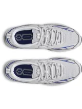Championes Under Armour modelo Apparition Tech, diseño retro inspirado en el running con base blanca y detalles en azul vibrante. Presenta una parte superior de malla transpirable con superposiciones de cuero sintético, amortiguación reactiva UA HOVR y suela de goma completa.
