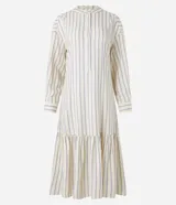 Vestido chemise midi de corte camisero, con escote en pico y botonadura frontal parcial. Presenta mangas 3/4 y un diseño de rayas verticales en tonos claros.