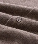 Camisa de punto de manga larga con cuello tipo polo y cierre frontal abotonado. Presenta un diseño de textura fina y corte recto.