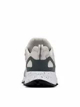 Championes de senderismo Columbia modelo Peakfreak II OutDry, color beige con detalles en gris oscuro y acentos en naranja. Presentan una estructura de malla técnica con refuerzos impresos en 3D, tecnología impermeable OutDry, sistema de ajuste Navic Fit y entresuela TechLite+ con diseño moteado. La suela Adapt Trax ofrece tracción superior en diversos terrenos.