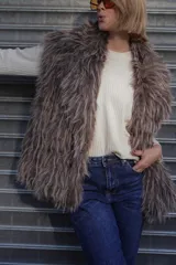 Buzo negro de punto con cuello redondo y logo bordado en el pecho.