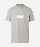 Remera verde militar de algodón con cuello redondo, manga corta y estampado frontal con la frase "Endless Journey".