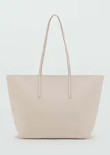 Bolso tipo shopper de tamaño grande, confeccionado en poliuretano con acabado texturizado. Cuenta con doble asa larga para llevar al hombro y cierre de cremallera en el compartimento principal.