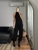 Pantalón estilo balloon de tela cey, color negro, con corte holgado y ajuste en los tobillos.