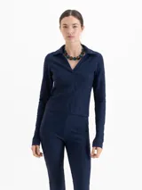 Top de manga larga en color azul marino, confeccionado en tejido con textura calada y diseño ajustado al cuerpo, con cuello tipo polo y escote en V.