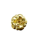 Broche dorado con forma de flor de camelia, hecho artesanalmente en Grecia, en bronce enchapado en oro.