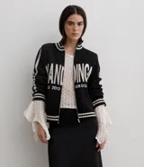 Campera tejida de algodón en color rojo, con cierre frontal completo, cuello alto y puños acanalados con detalles de rayas blancas. Presenta un diseño gráfico con texto blanco en el frente.