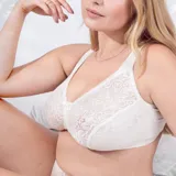 Soutien blanco de encaje con breteles anchos regulables y espalda reforzada. Sin aro.
