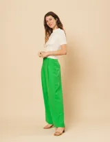 Pantalón de lino color naranja, de tiro alto y corte wide leg.