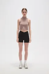 Top de punto acanalado con cuello alto y diseño sin mangas, corte ajustado al cuerpo.