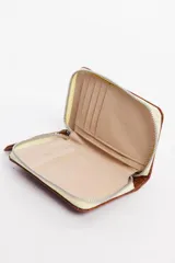 Billetera beige de cuero vacuno con cierre metálico.