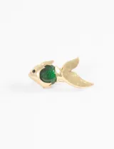Prendedor en forma de pez con cuerpo de metal dorado y centro de piedra esférica color verde brillante.