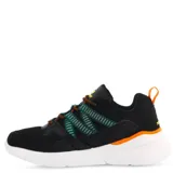 Championes deportivos Topper modelo Chalpa, de diseño urbano con combinación de materiales textiles y sintéticos. Presentan una base negra con detalles en verde y naranja, cordones jaspeados y suela blanca con refuerzo naranja en el talón.