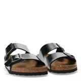 Sandalias Birkenstock modelo Arizona, con diseño de doble tira con hebillas metálicas ajustables. Presentan una base de corcho ergonómica y suela de goma antideslizante, con acabado metalizado en las tiras.