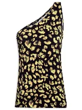 Remera negra con estampado animal print en tonos verde claro y amarillo. Diseño de un solo hombro.